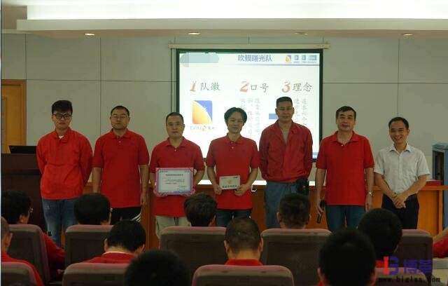 博革咨詢顧問熊老師為獲獎(jiǎng)?wù)哳C獎(jiǎng) 博革咨詢顧問熊老師為獲獎(jiǎng)?wù)哳C獎(jiǎng)